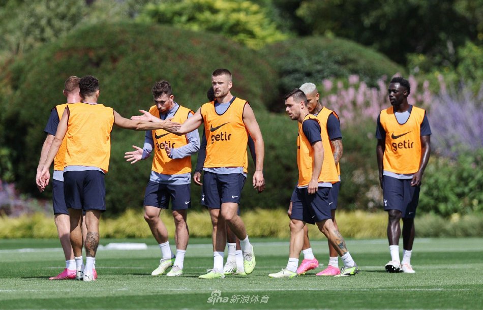 她显得略显 她显得略显